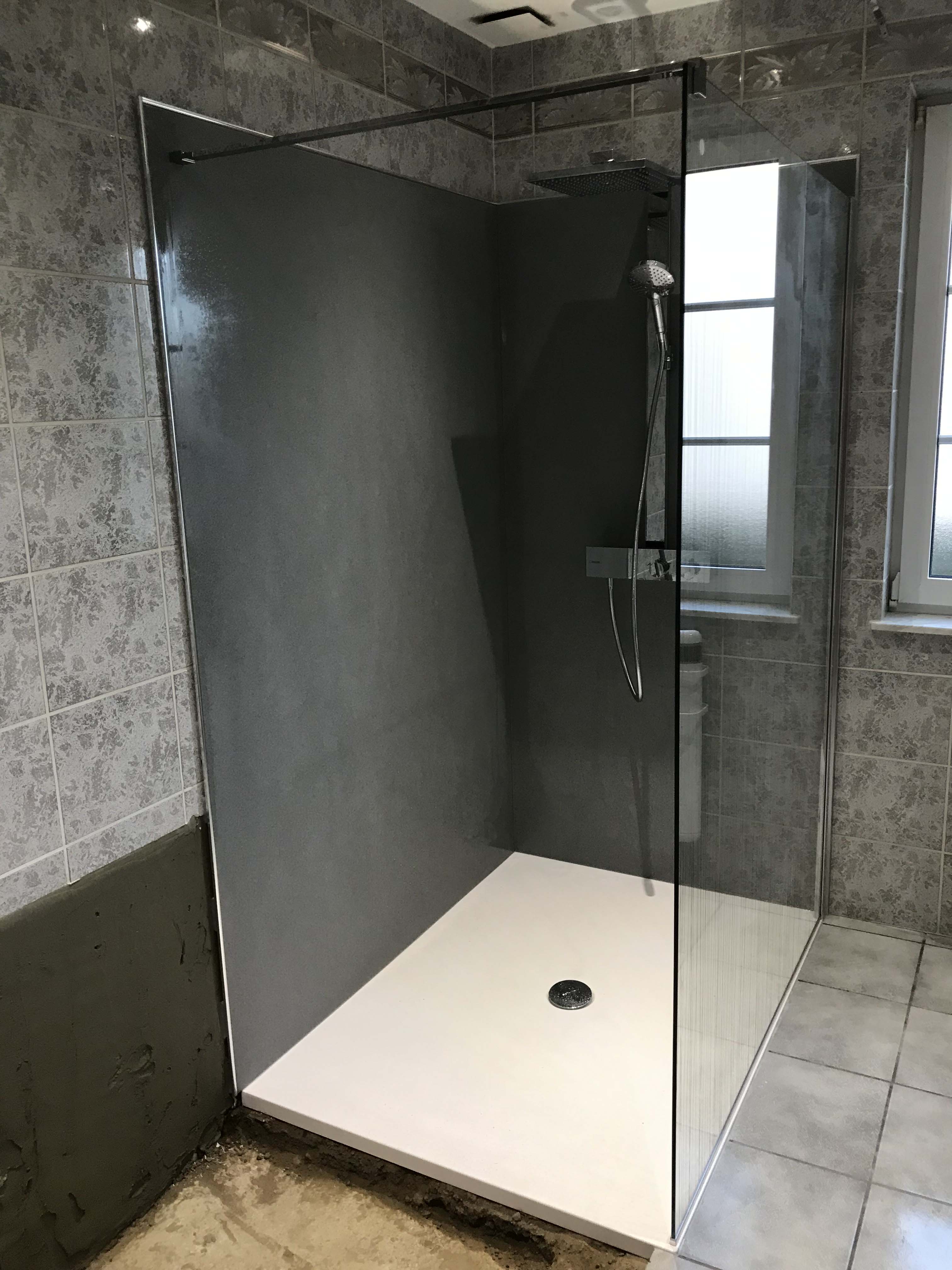 photo de la prestation Création douche avec habillage des murs avec panneaux décoratif